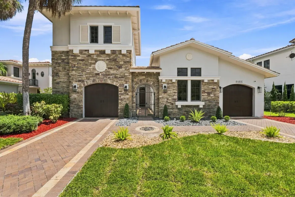 8166 Emerald Ave, Parkland: photo 1 of 32