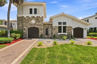 8166 Emerald Ave, Parkland: photo 1 of 32