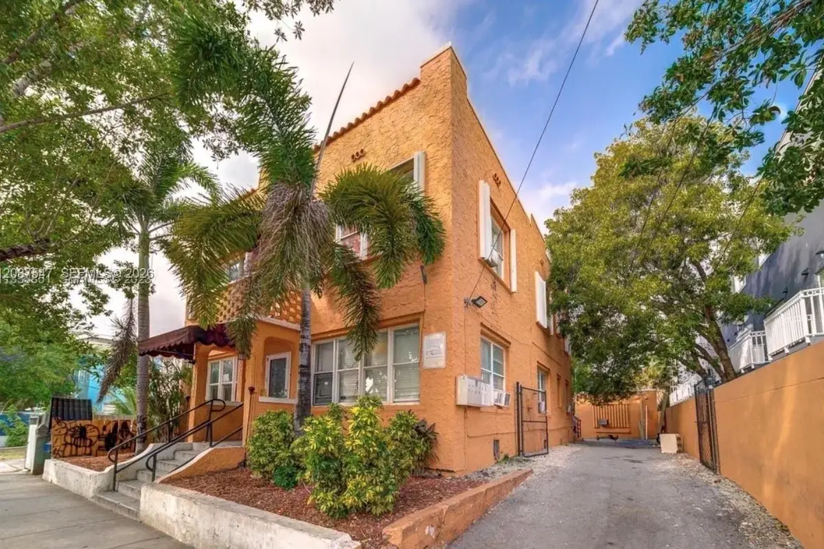 1429 SW 3rd St #4, Miami: photo 1 of 10
