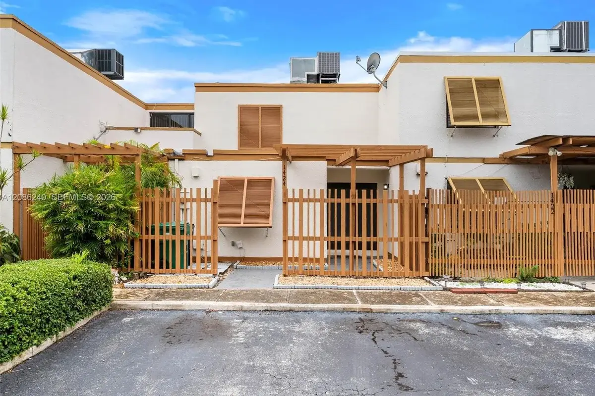 1424 SW 131st Place Cir E, Miami: photo 1 of 28