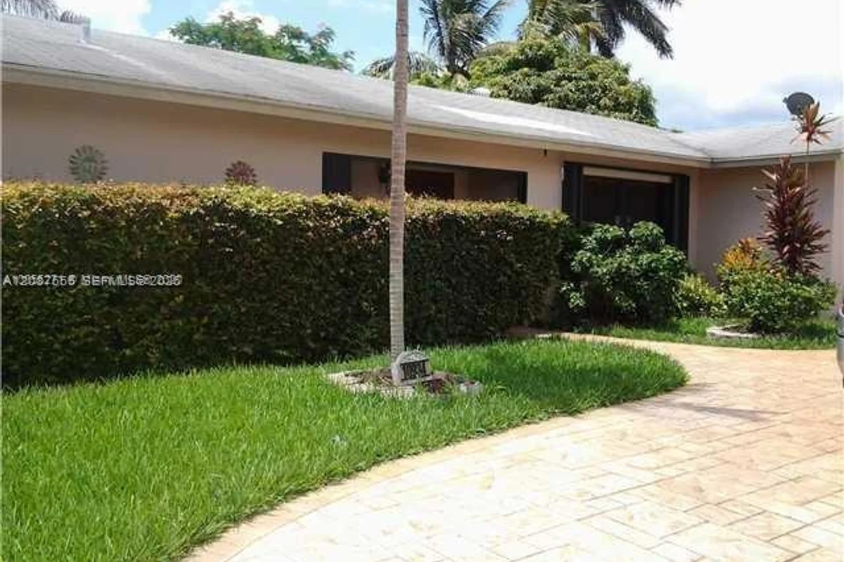 10934 SW 158th Ter, Miami: photo 1 of 5