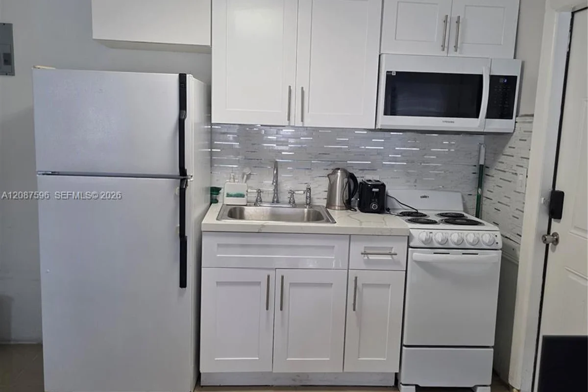 5712 Hollywood Blvd #1, Hollywood: photo 1 of 11