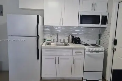 5712 Hollywood Blvd #1, Hollywood: photo 1 of 11