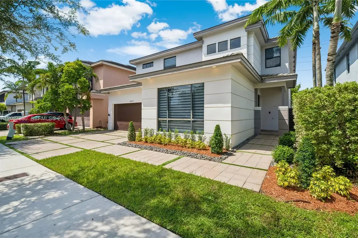 16025 SW 136th Ter, Miami: photo 1 of 35