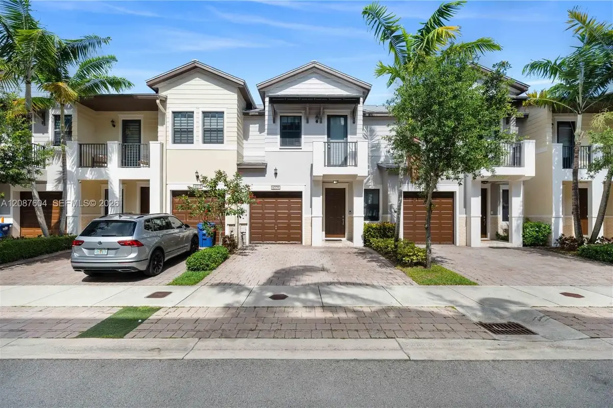 6005 NW 104th Path, Doral: photo 1 of 25