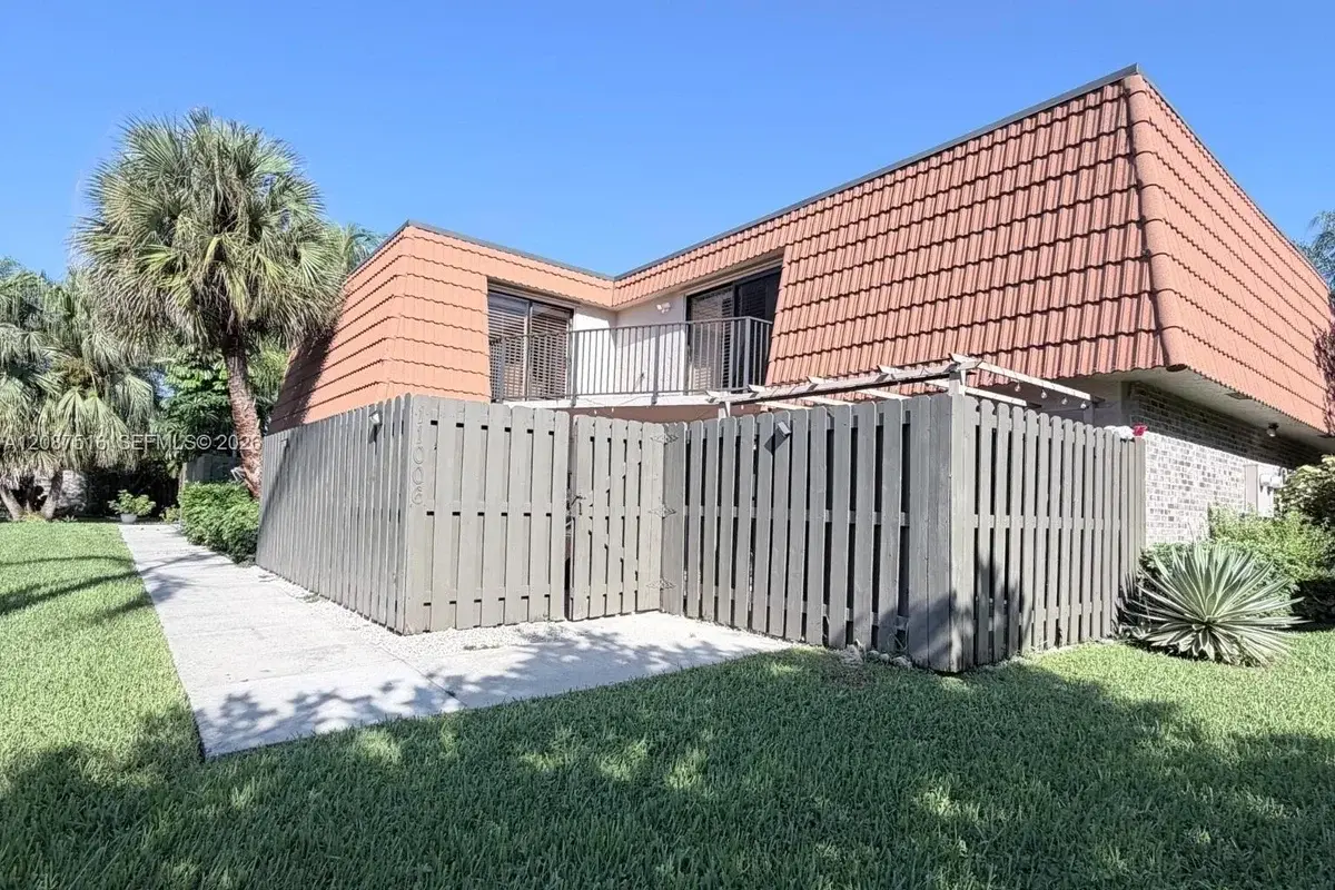 11006 N Harmony Lake Cir, Davie: photo 1 of 26