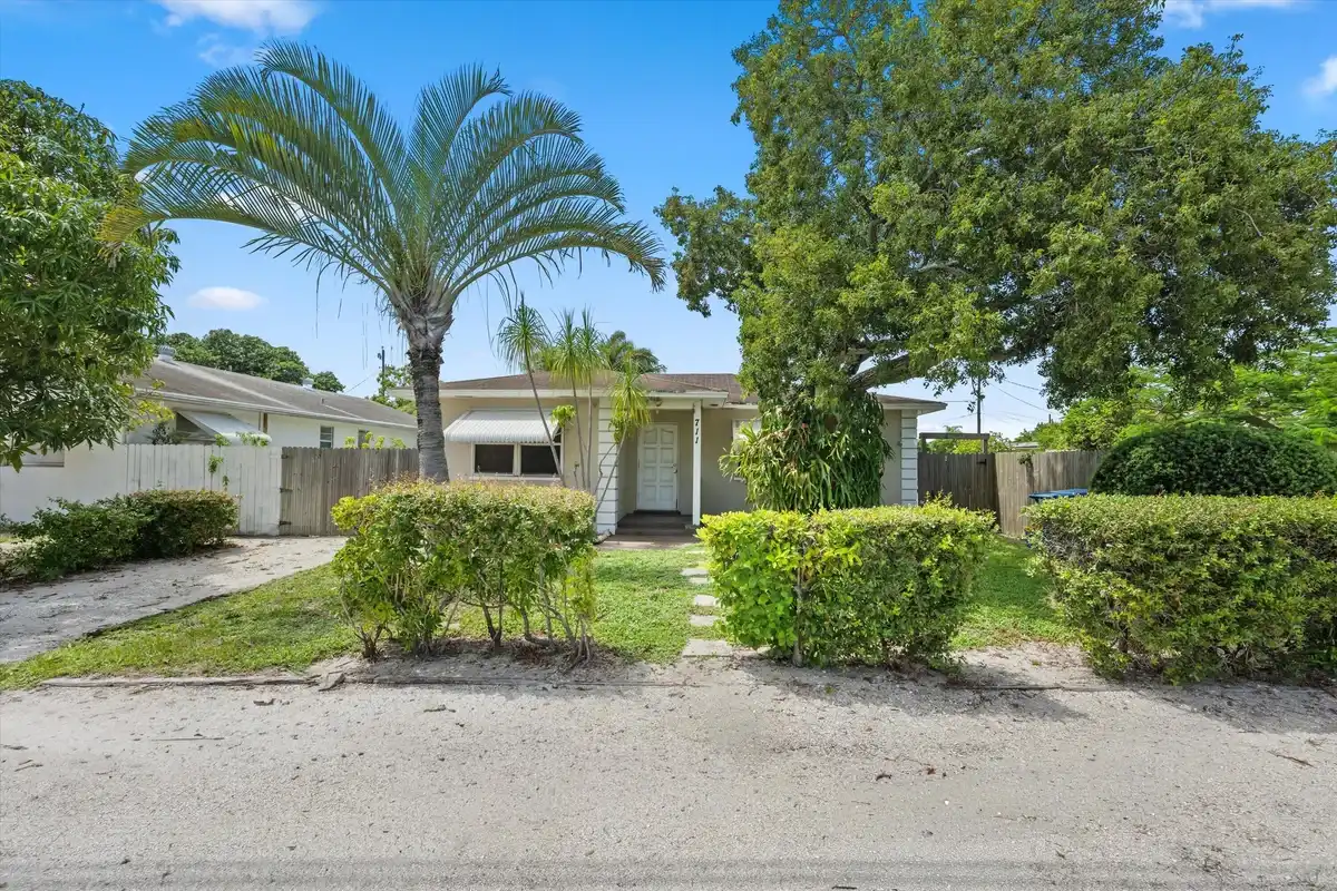 711 E Coast Ave, Lantana: photo 1 of 17