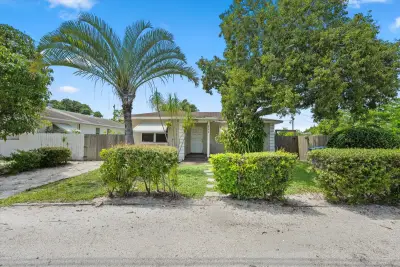 711 E Coast Ave, Lantana: photo 1 of 17