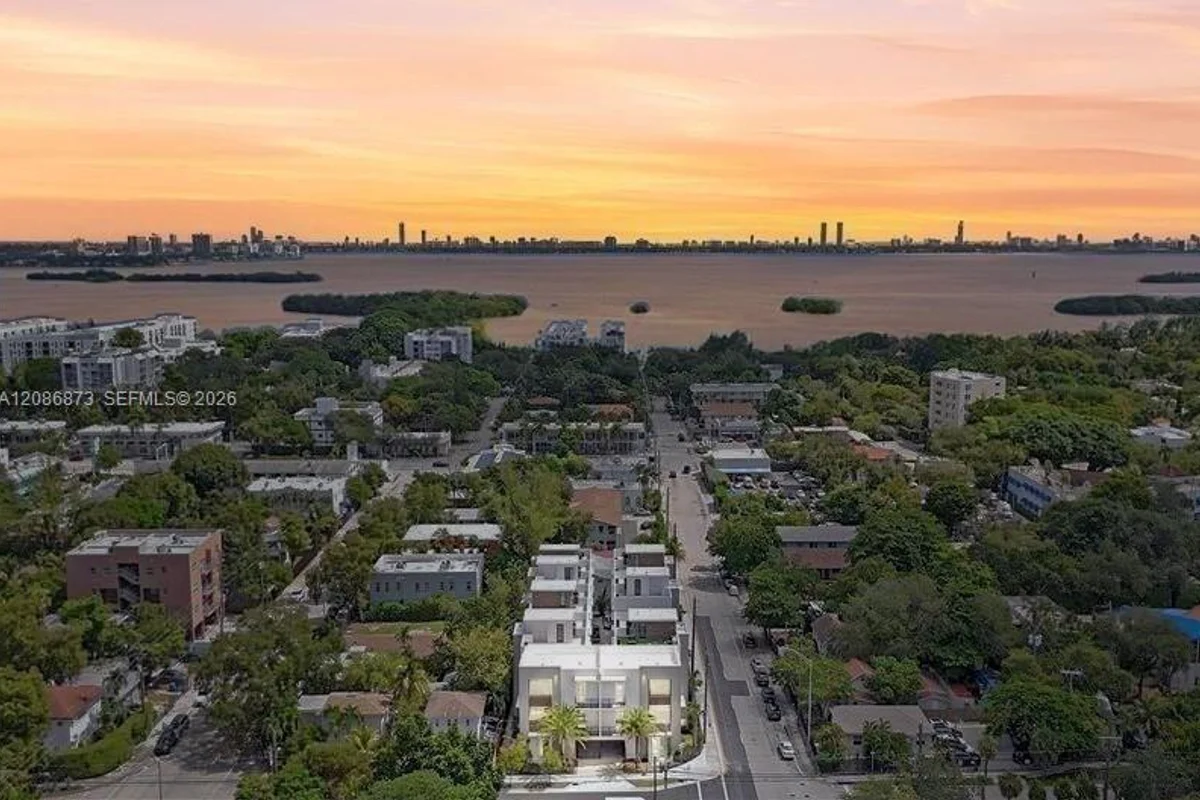 521 NE 61st St, Miami: photo 1 of 36