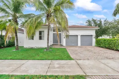8911 NW 178th Ln, Hialeah: photo 1 of 29
