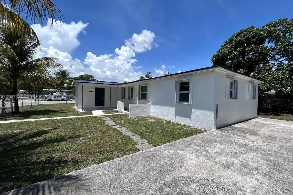 1835 NW 122nd St, Miami: photo 1 of 7
