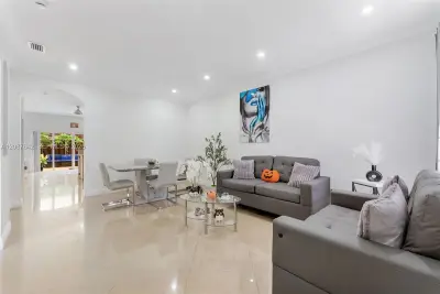 17133 SW 137th Pl, Miami: photo 1 of 26