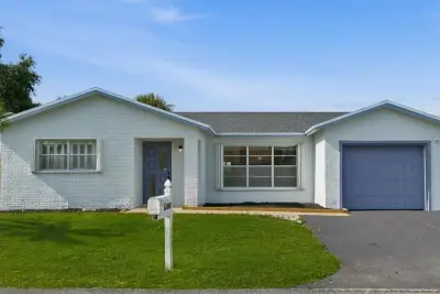 7198 Pine Forest Cir E, Lake Worth: photo 1 of 38