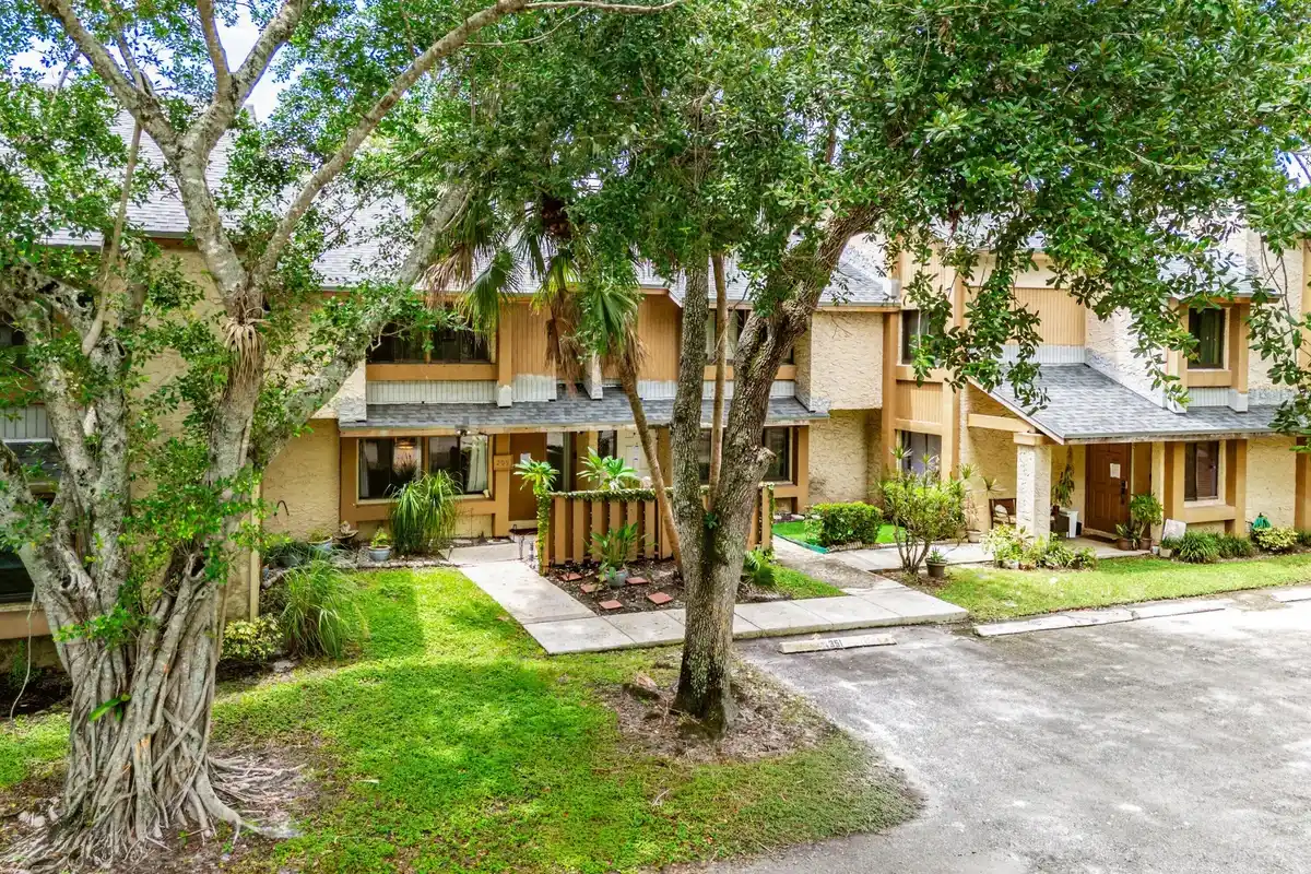 209 Wimbledon Lakes Dr, Plantation: photo 1 of 24