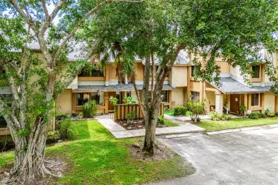 209 Wimbledon Lakes Dr, Plantation: photo 1 of 24