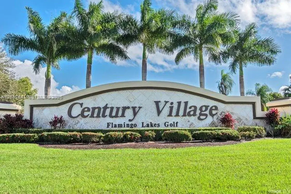 Condo in Pembroke Pines: photo 1 of 8