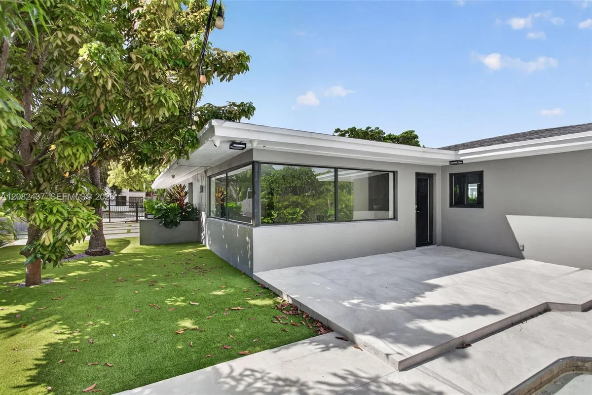 1215 NE 110th St, Miami: photo 1 of 40