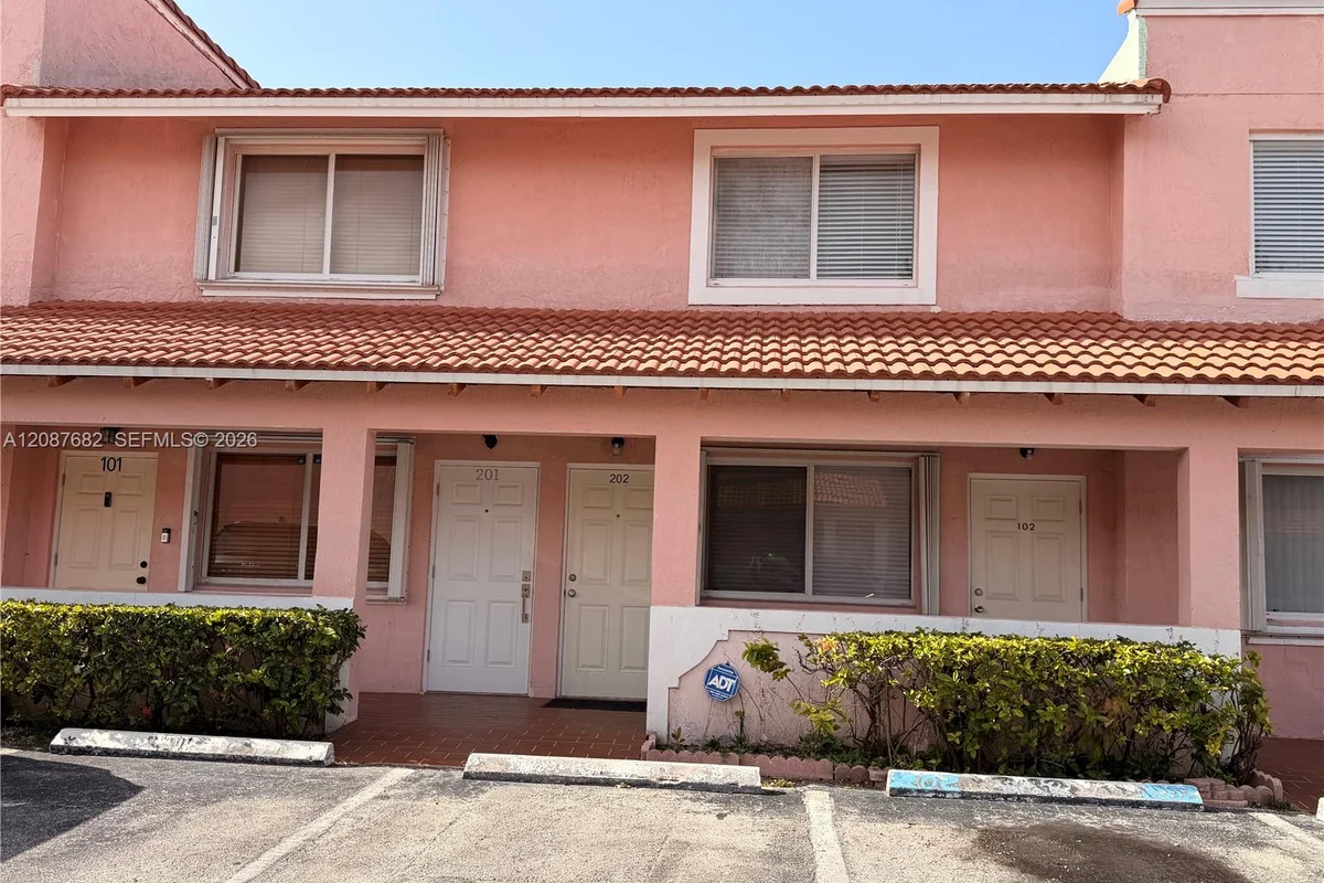 8019 Lake Dr #202, Doral: photo 1 of 12