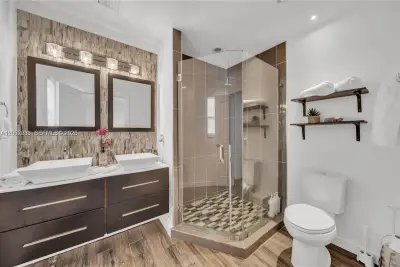710 NE 141st St, North Miami: photo 1 of 33