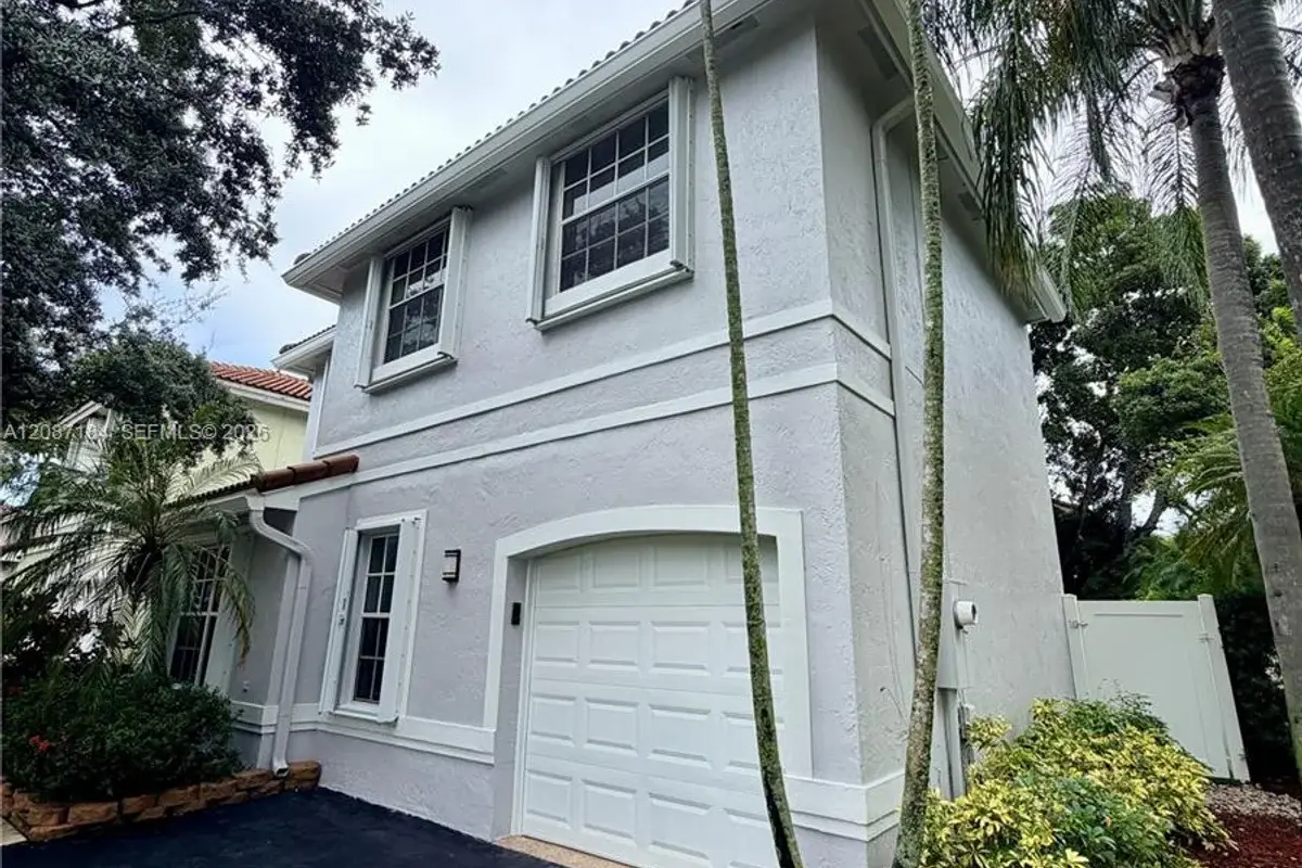 House in Weston: photo 1 of 84