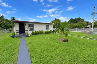 2101 NW 87th St, Miami: photo 1 of 15