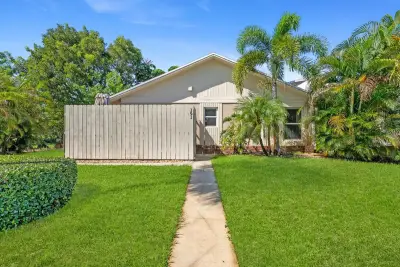 191 SE 1st Cir, Boynton Beach: photo 1 of 27