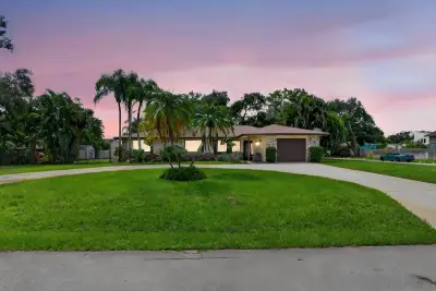 4746 Canal Dr, Lake Worth: photo 1 of 70