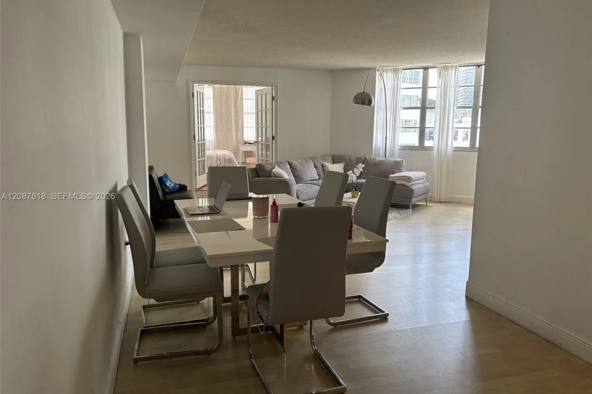 801 Brickell Bay Dr #964, Miami: photo 1 of 10