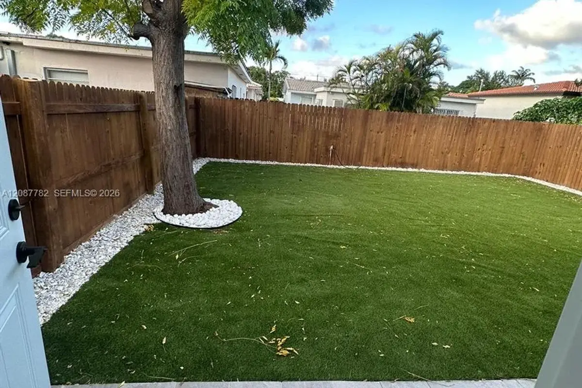 3045 SW 21st St, Miami: photo 1 of 20