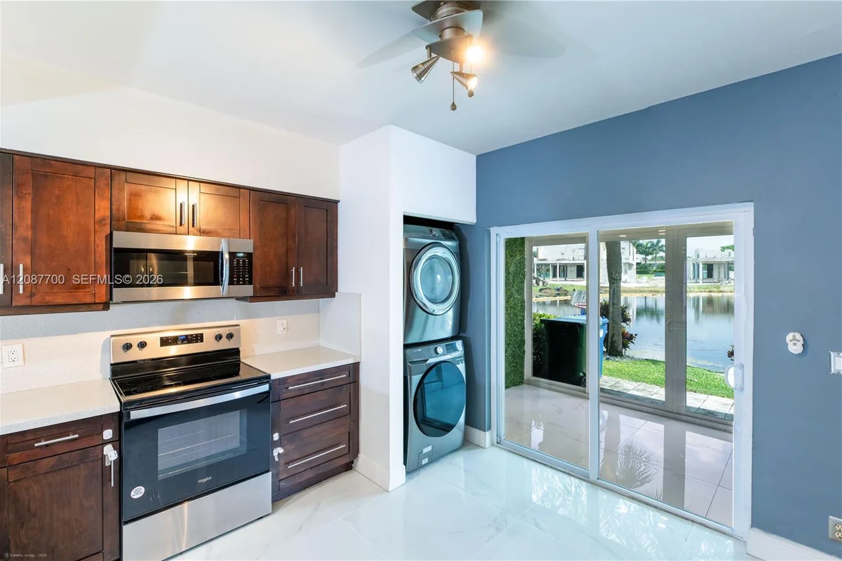 Townhouse in Weston: photo 1 of 25