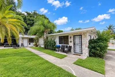 1867 NW 55th Ter, Miami: photo 1 of 13