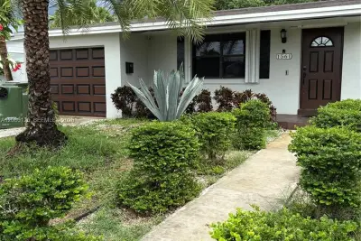 1561 NW 8th Ter, Homestead: photo 1 of 23