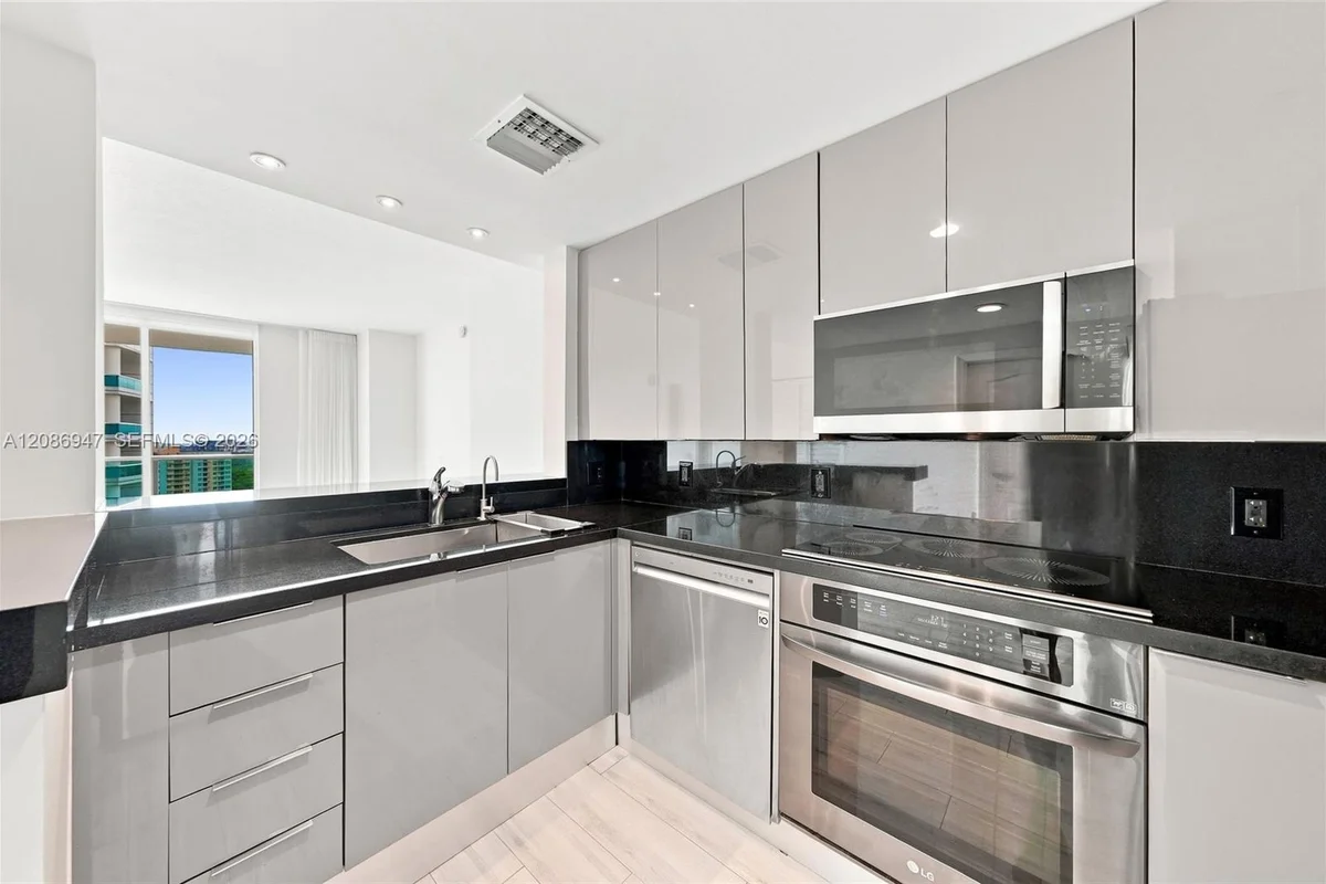 2101 Brickell Ave #3107, Miami: photo 1 of 60