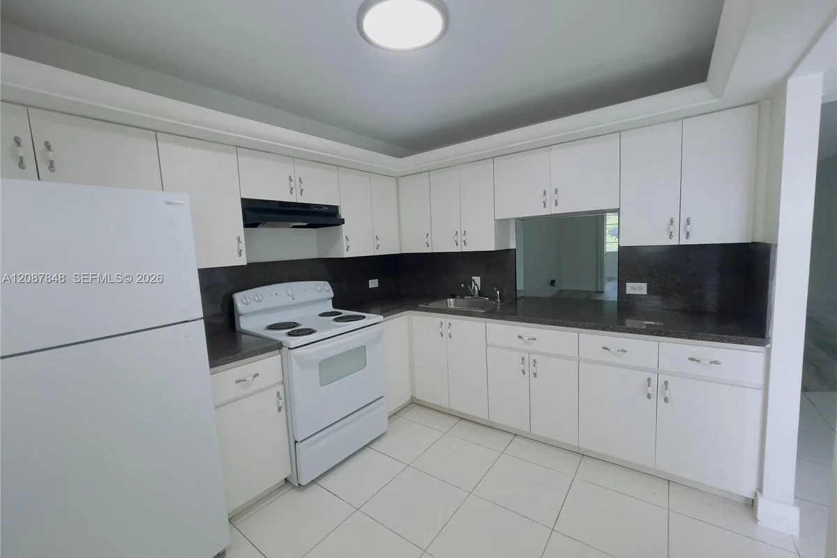 443 NE 195th St #338, Miami: photo 1 of 23