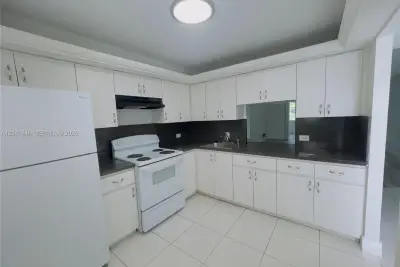 443 NE 195th St #338, Miami: photo 1 of 23