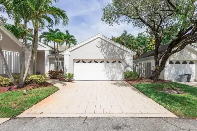 73 Admirals Ct, Palm Beach Gardens: photo 1 of 30