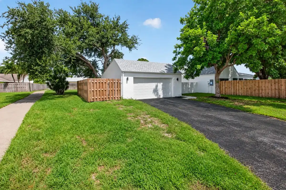 905 NW 21st Way, Delray Beach: photo 1 of 87