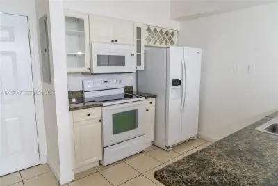 1 Glen Royal Pkwy #809, Miami: photo 1 of 22
