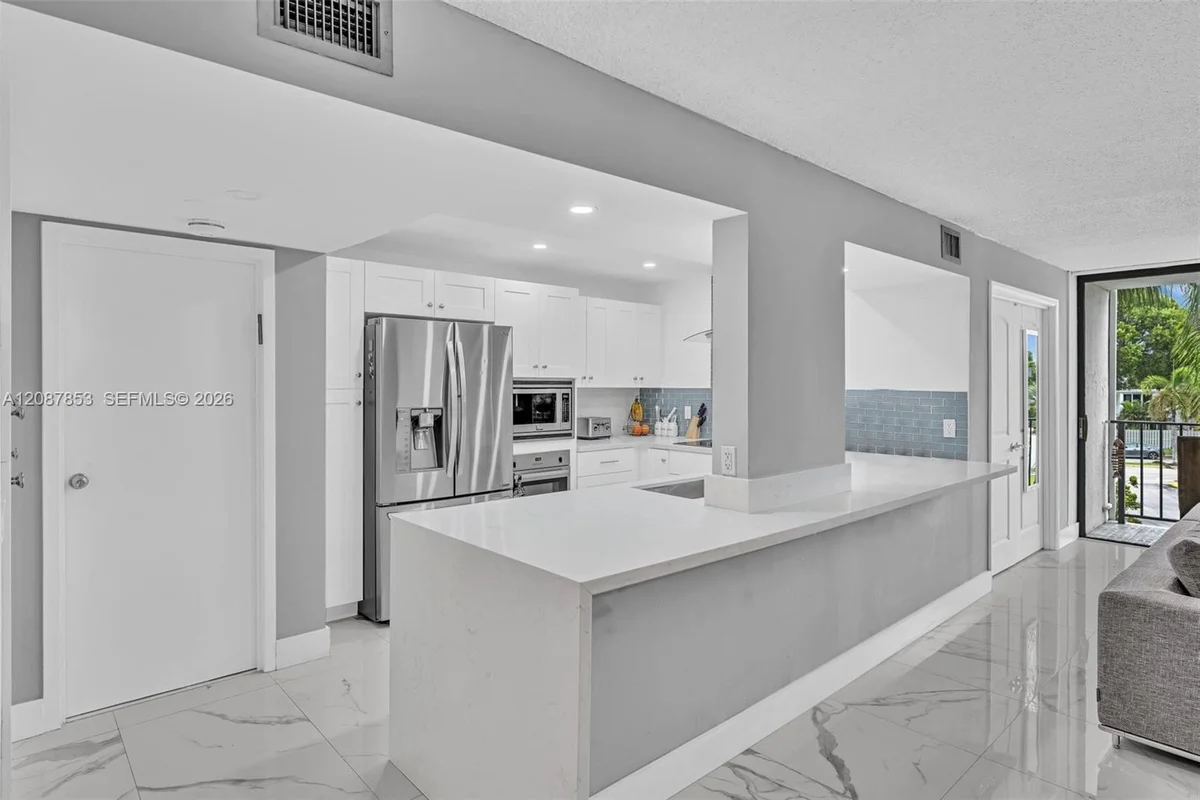 1000 Parkview Dr #329, Hallandale Beach: photo 1 of 20