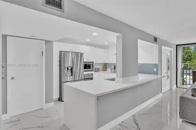 1000 Parkview Dr #329, Hallandale Beach: photo 1 of 20