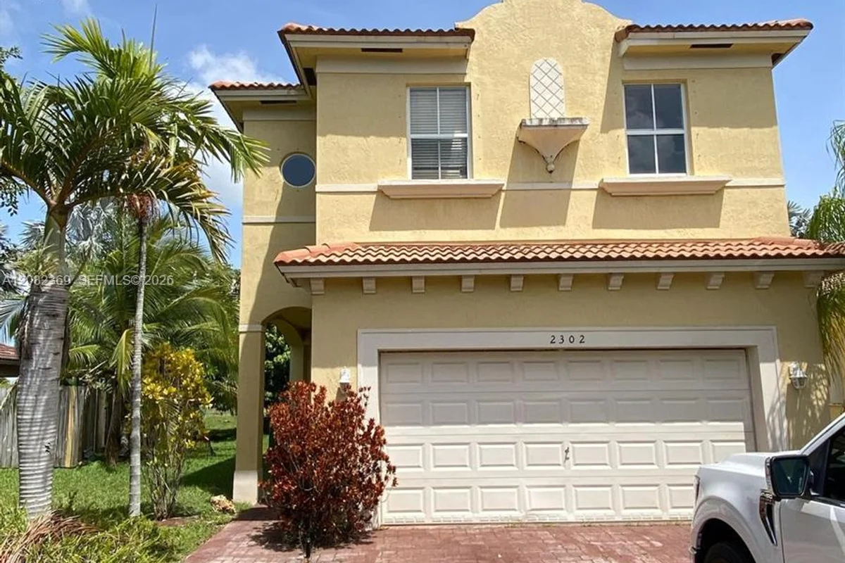 2302 NE 37th Ter, Homestead: photo 1 of 13