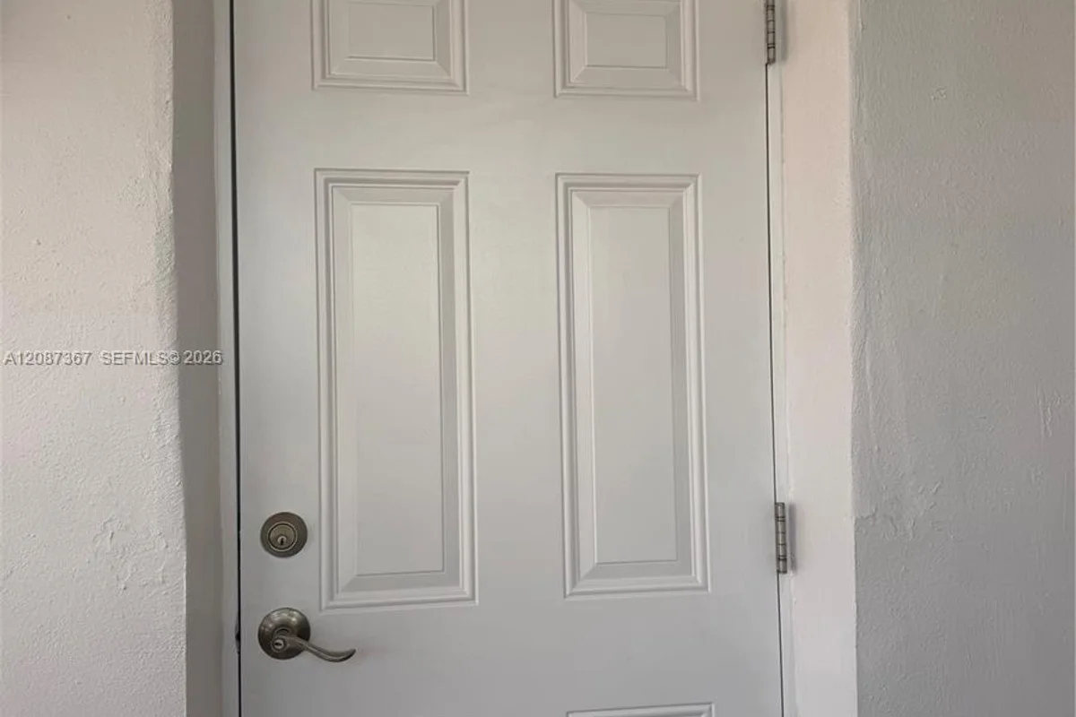 1150 NE 201st Ter #3, Miami: photo 1 of 7