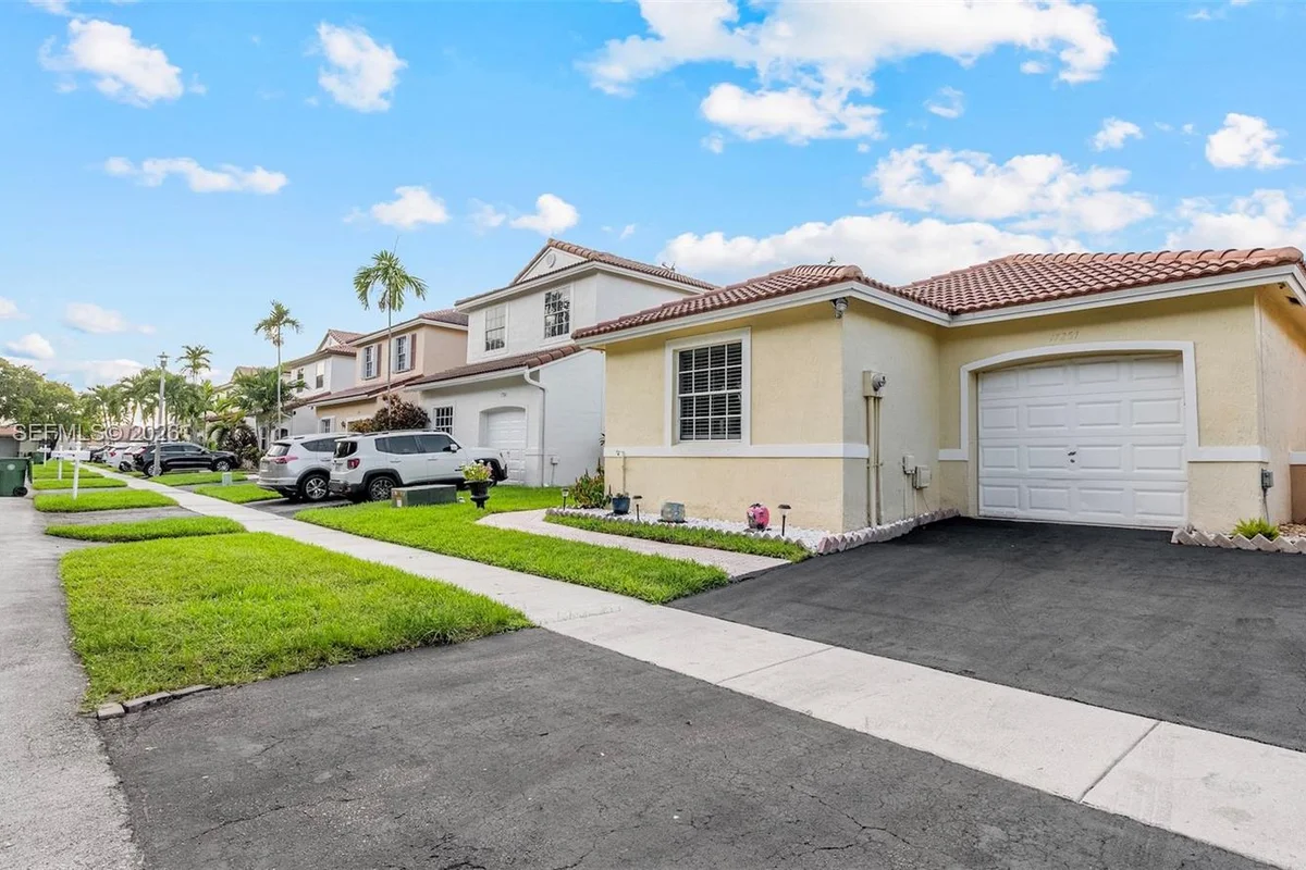 17251 NW 6th St, Pembroke Pines: photo 1 of 27