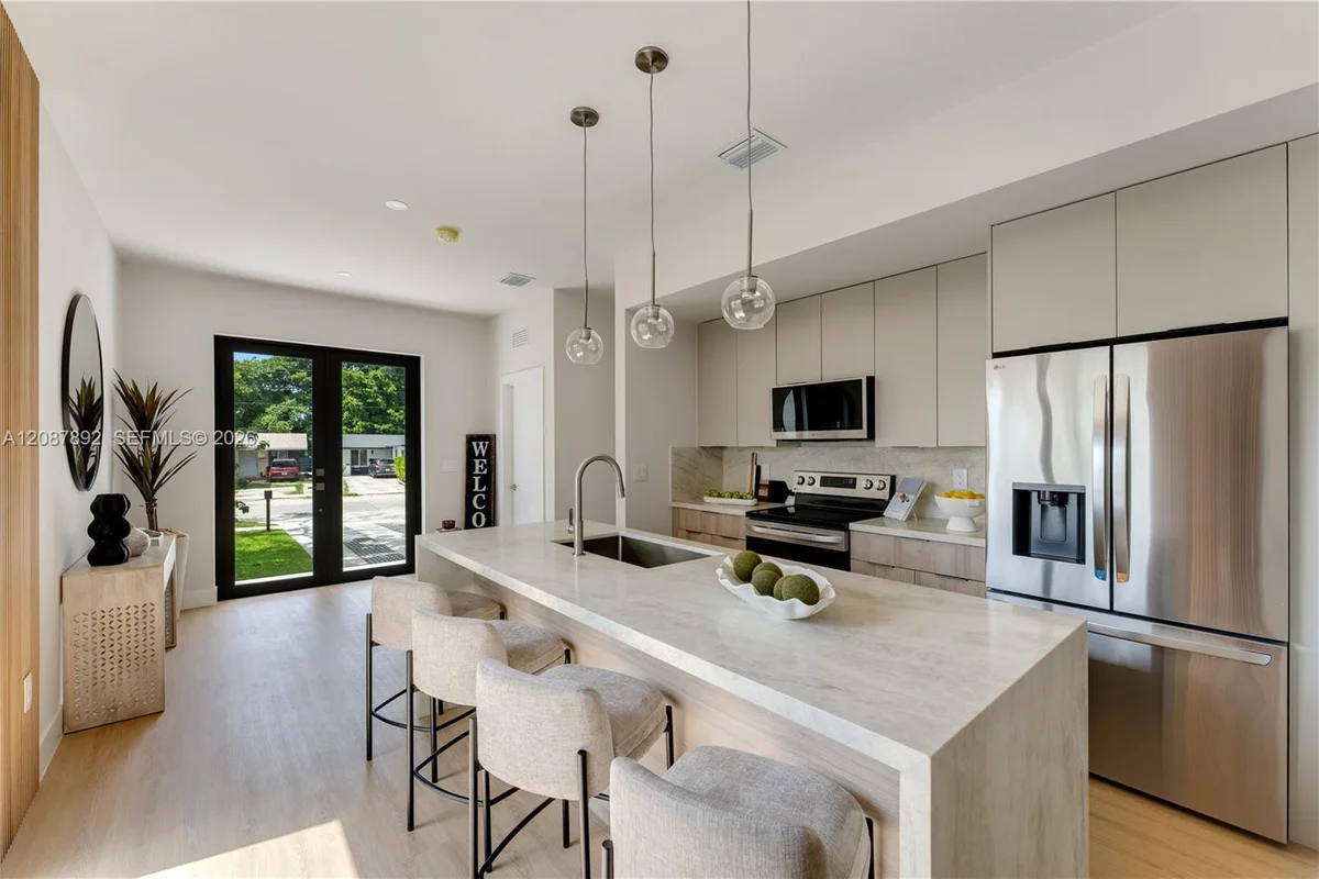 1917 NW 17th St #B, Miami: photo 1 of 32
