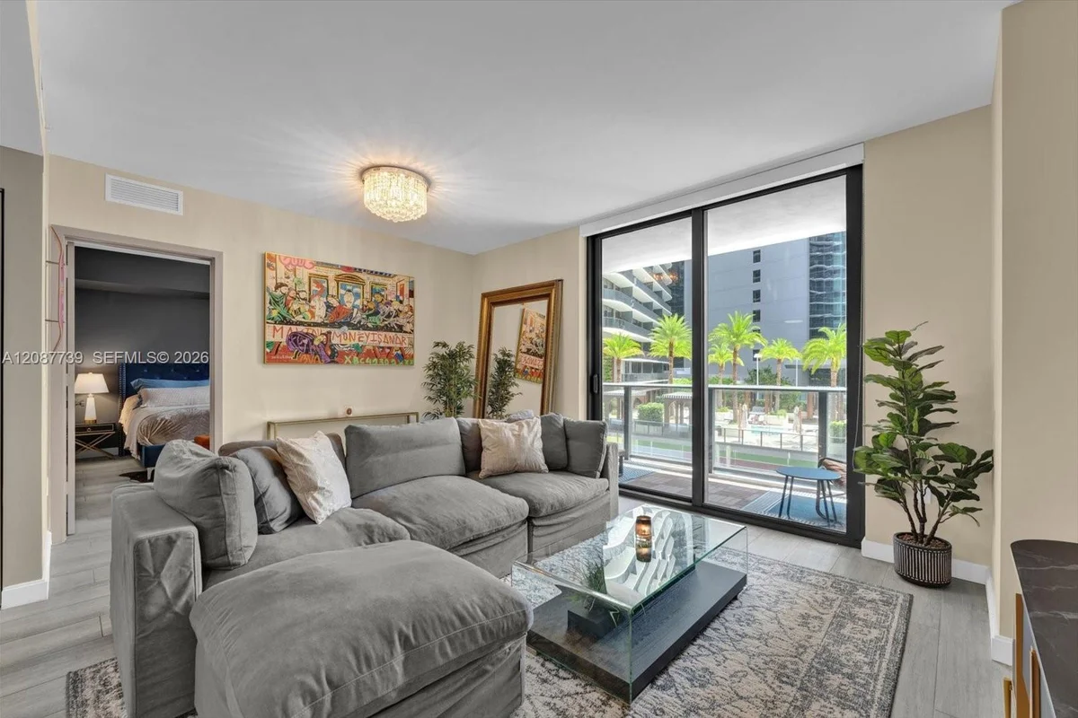 45 SW 9th St #1002, Miami: photo 1 of 25
