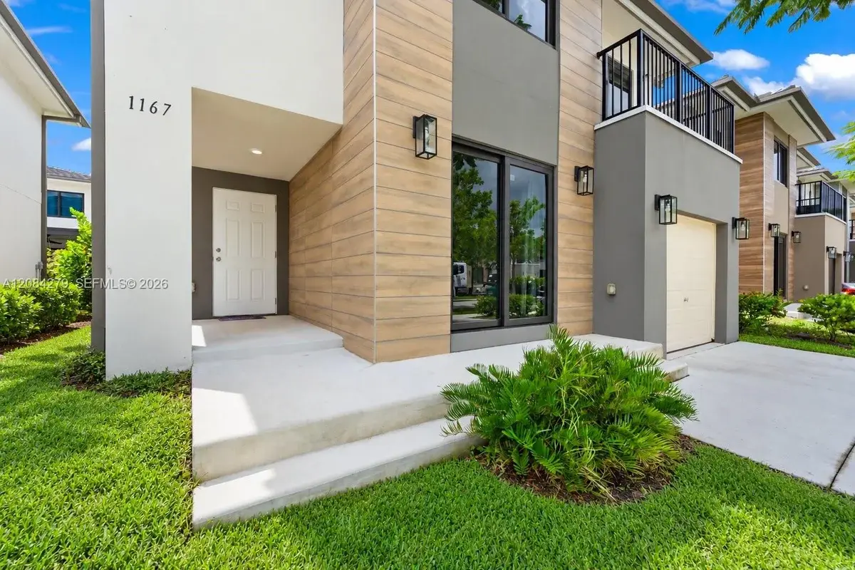 1167 NW 2nd St, Florida City: photo 1 of 46