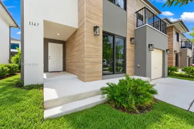 1167 NW 2nd St, Florida City: photo 1 of 46