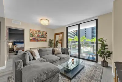 45 SW 9th St #1002, Miami: photo 1 of 25