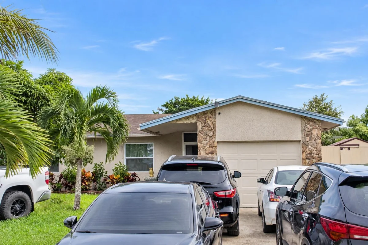 7526 SW 8th St, North Lauderdale: photo 1 of 21