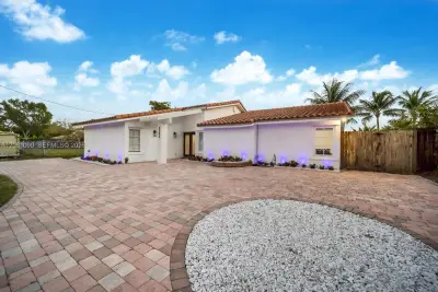 2286 NE 215th St, Miami: photo 1 of 35